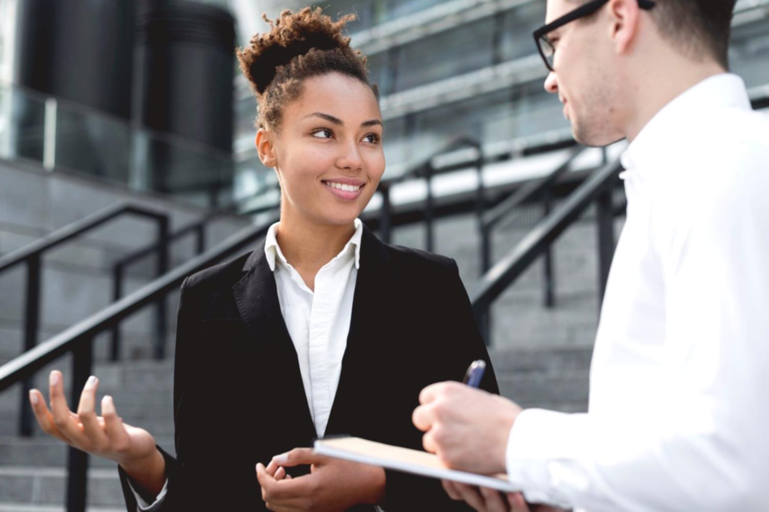Modernes Büro mit professioneller Arbeitsatmosphäre für Finanzberatung